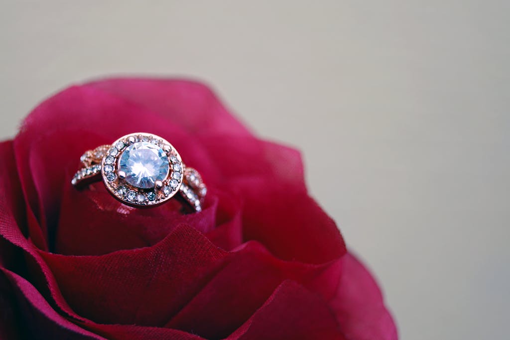 The Elegant Appeal of oval moissanite engagement rings